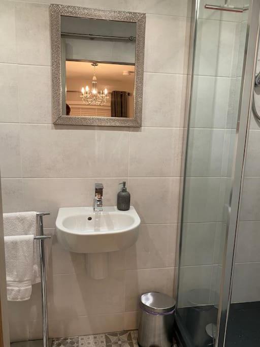 Mumbles - Modern Apartment With Panoramic Sea Views Oystermouth Eksteriør billede