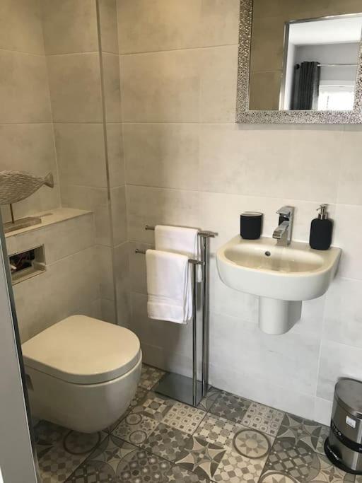 Mumbles - Modern Apartment With Panoramic Sea Views Oystermouth Eksteriør billede
